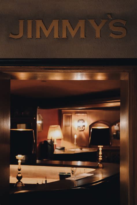 Jimmys bar - Dec 14, 2022 · Nach zwei Jahren Schließzeit ist Jimmy’s Bar wieder offen. Die Gekko Group führt den legendären Betrieb als Pop up einer klassischen Bar mit Piano und Drinks. N ach zwei Jahren Leerstand ist ... 